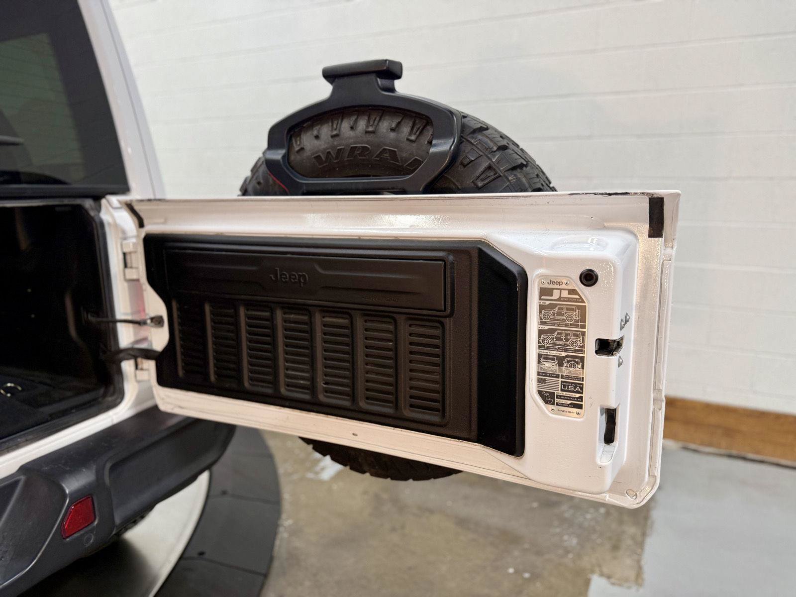 Used 2019 Jeep Wrangler Unlimited Sahara w/ Uconnect 4C Nav & Sound Group AWD/4WD image 34