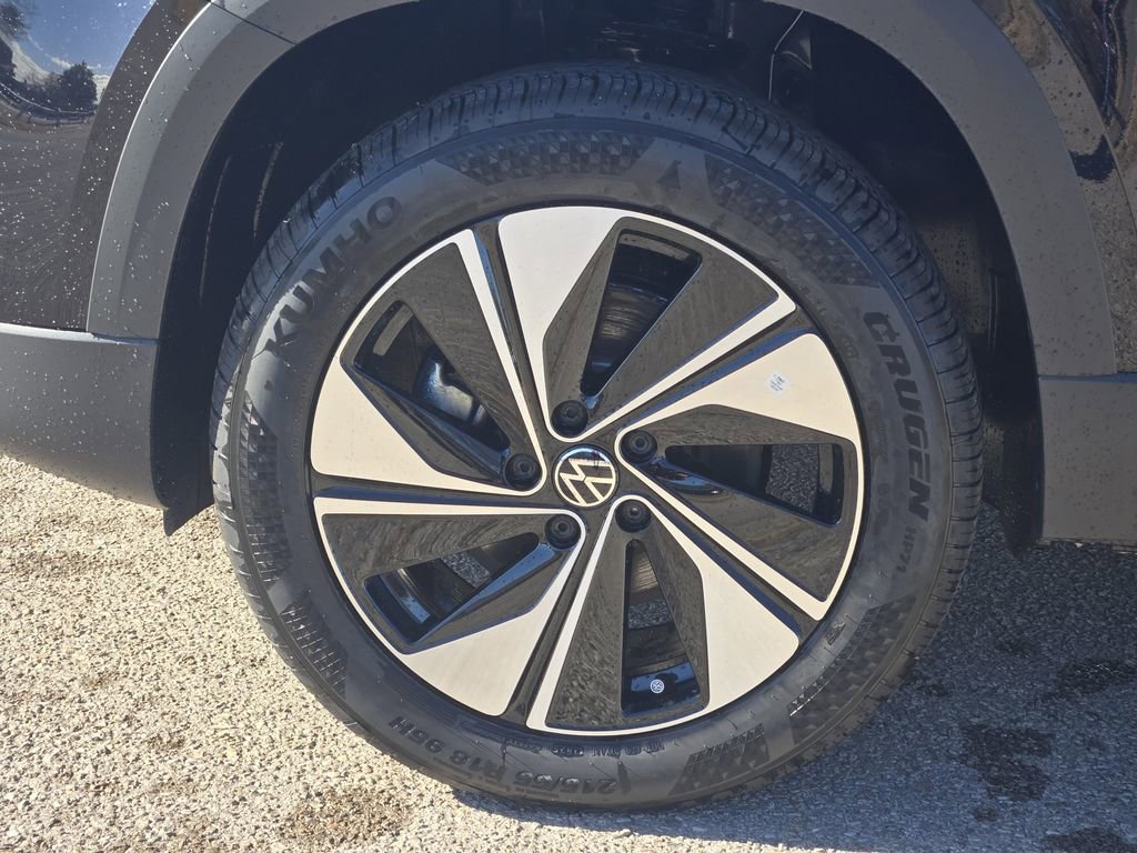 New 2026 Volkswagen Taos SE image 10