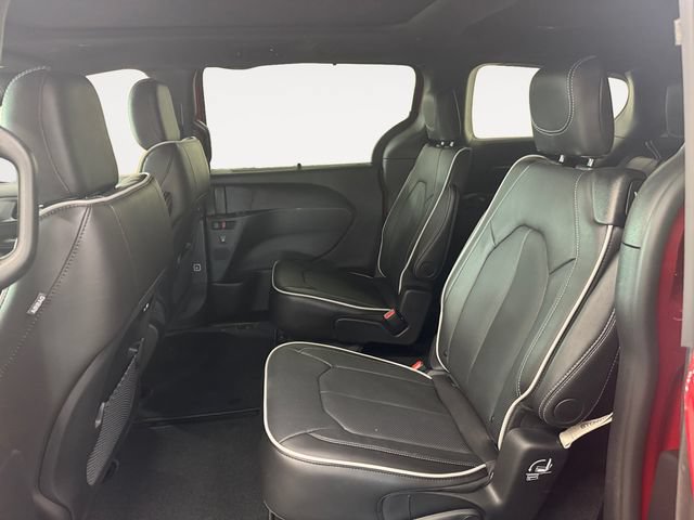 Used 2027 Chrysler Pacifica Limited FWD image 26