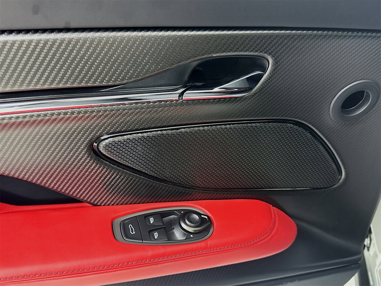 Used 2025 Aston Martin DB12 Convertible image 16