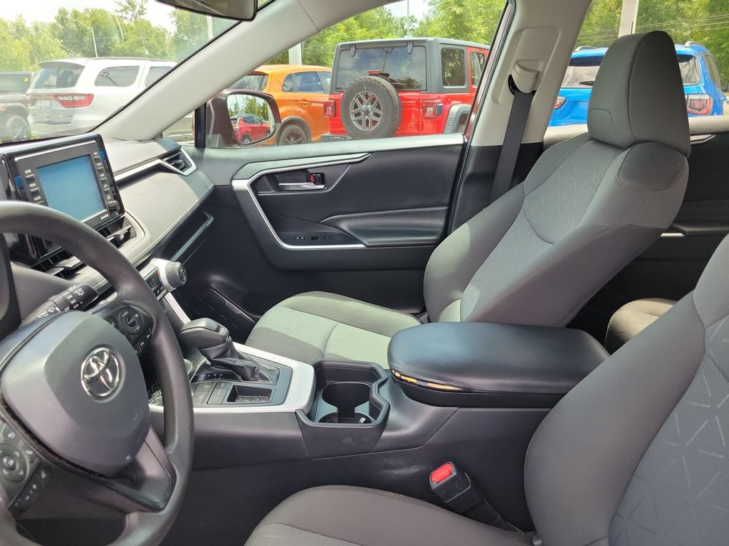 Used 2021 Toyota RAV4 XLE w/ Convenience Package FWD image 21
