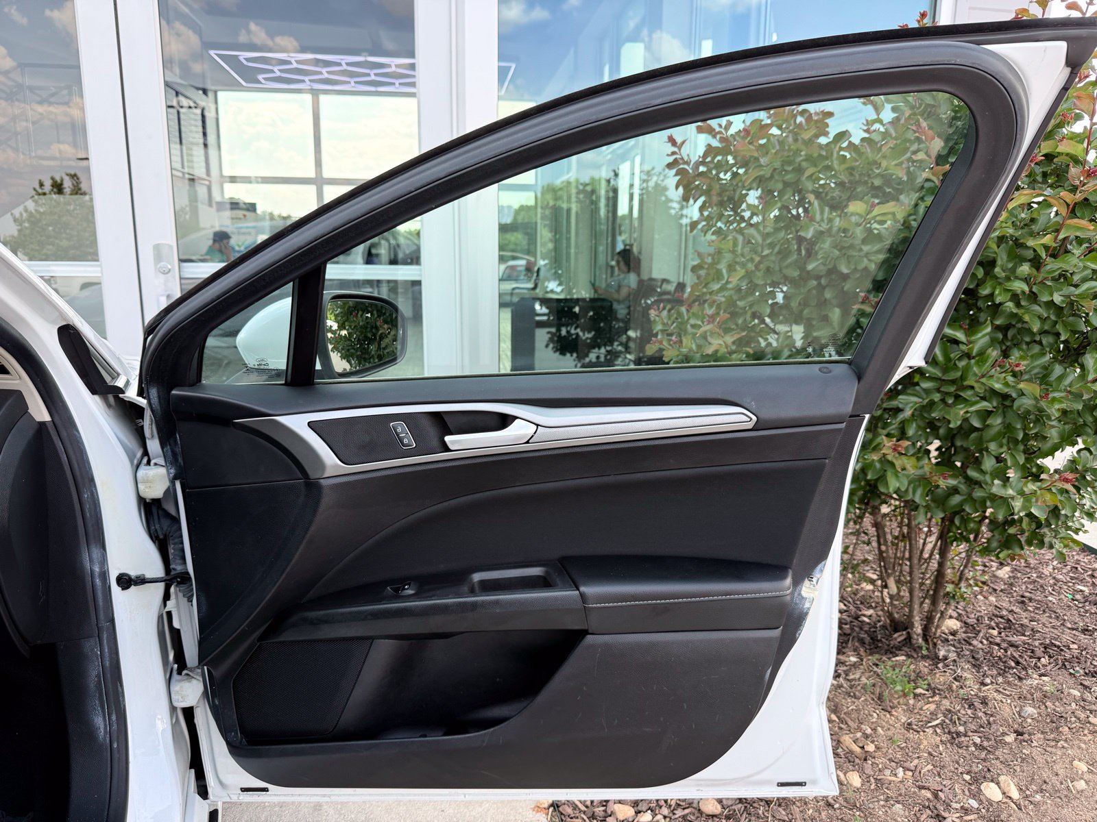 Used 2019 Ford Fusion SE FWD image 16