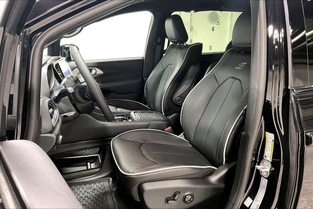 New 2026 Chrysler Pacifica Limited w/ Uconnect Theater Family Group image 25