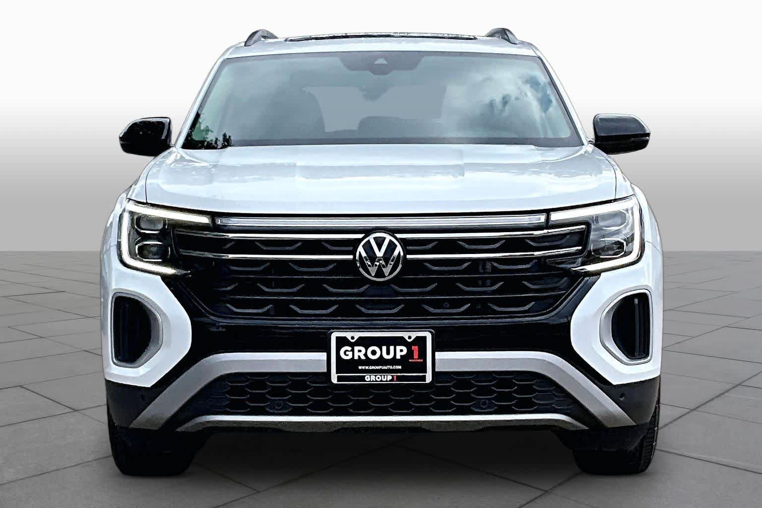 Used 2024 Volkswagen Atlas Peak Edition SE AWD/4WD image 4