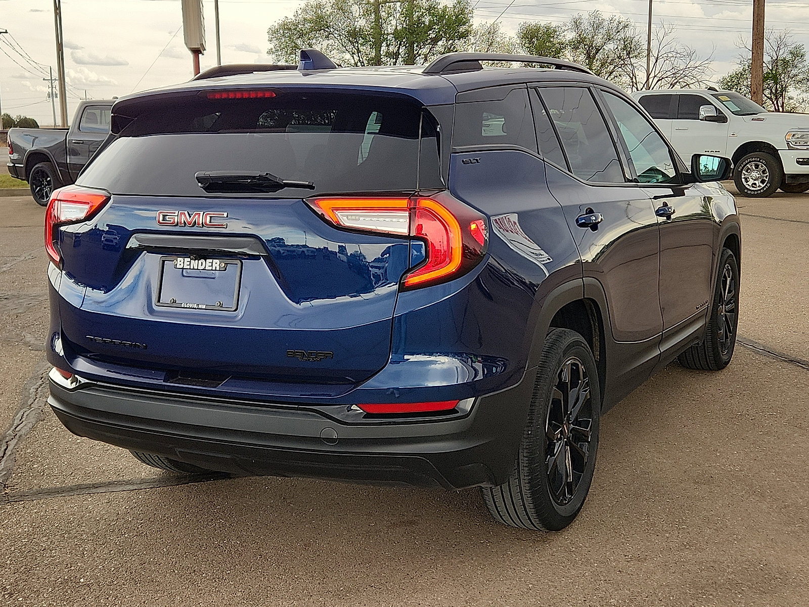 Used 2022 GMC Terrain SLT w/ Elevation Edition image 4