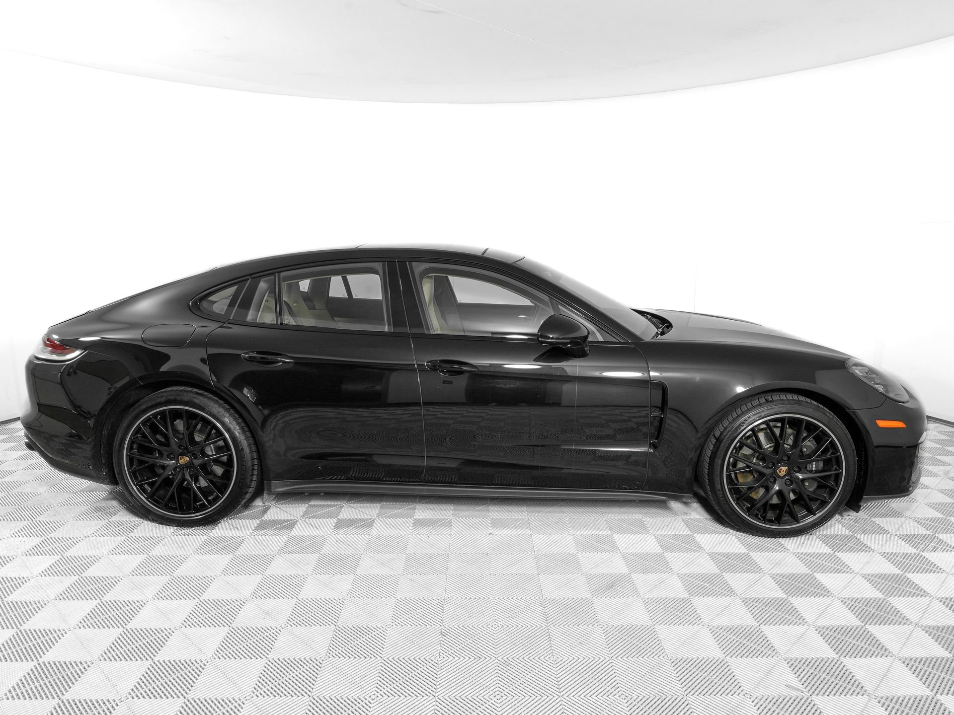 Used 2021 Porsche Panamera image 4