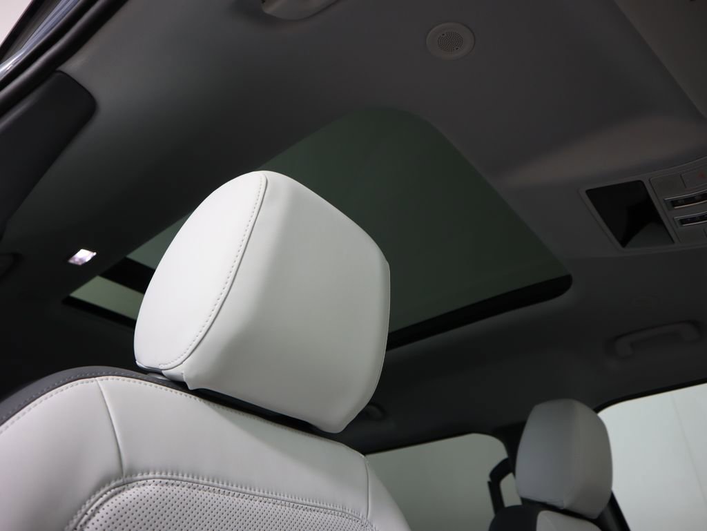 Used 2025 Land Rover Defender 110 S image 19