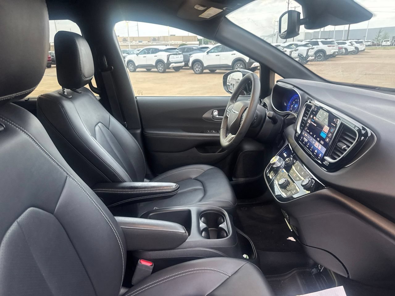 Used 2025 Chrysler Pacifica Select FWD image 27