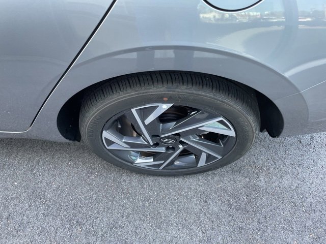 Used 2025 Hyundai Elantra Sport image 11