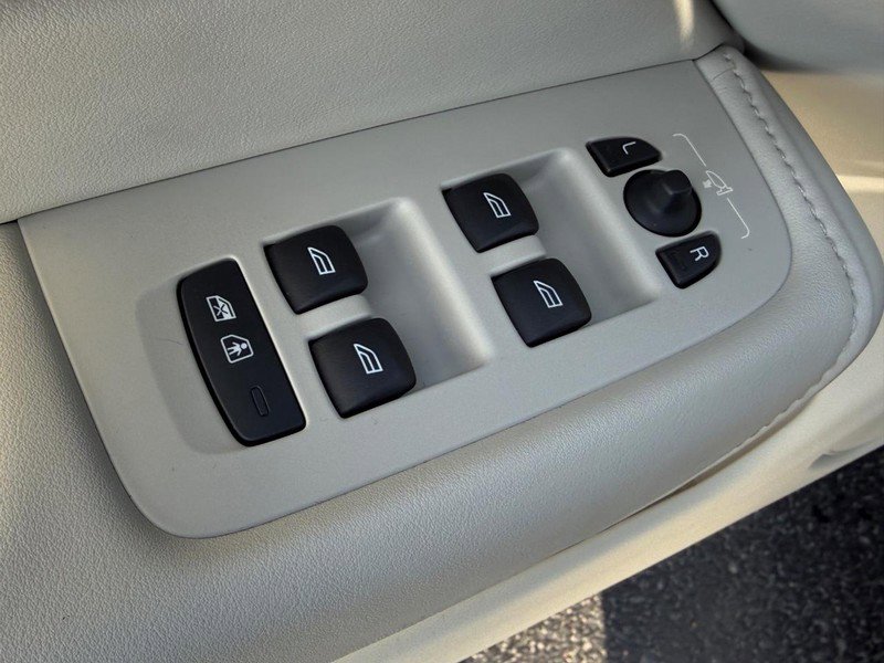 Used 2024 Volvo XC60 B5 Plus w/ Protection Package Premier image 16