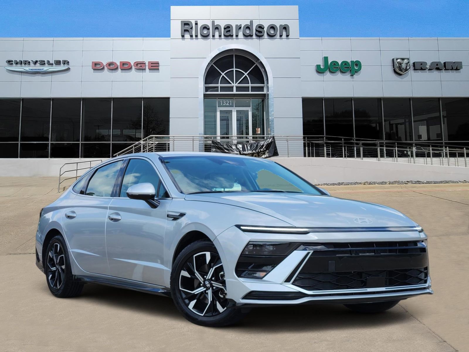 Used 2025 Hyundai Sonata SEL FWD image 1