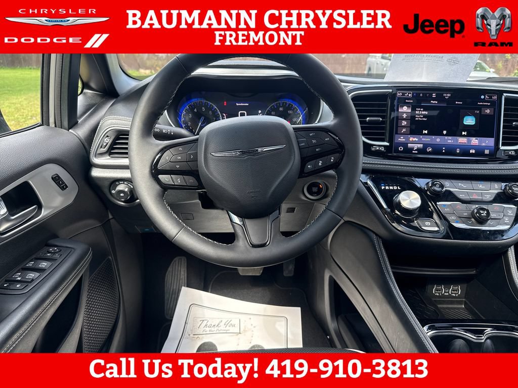 Used 2025 Chrysler Pacifica Limited FWD image 13