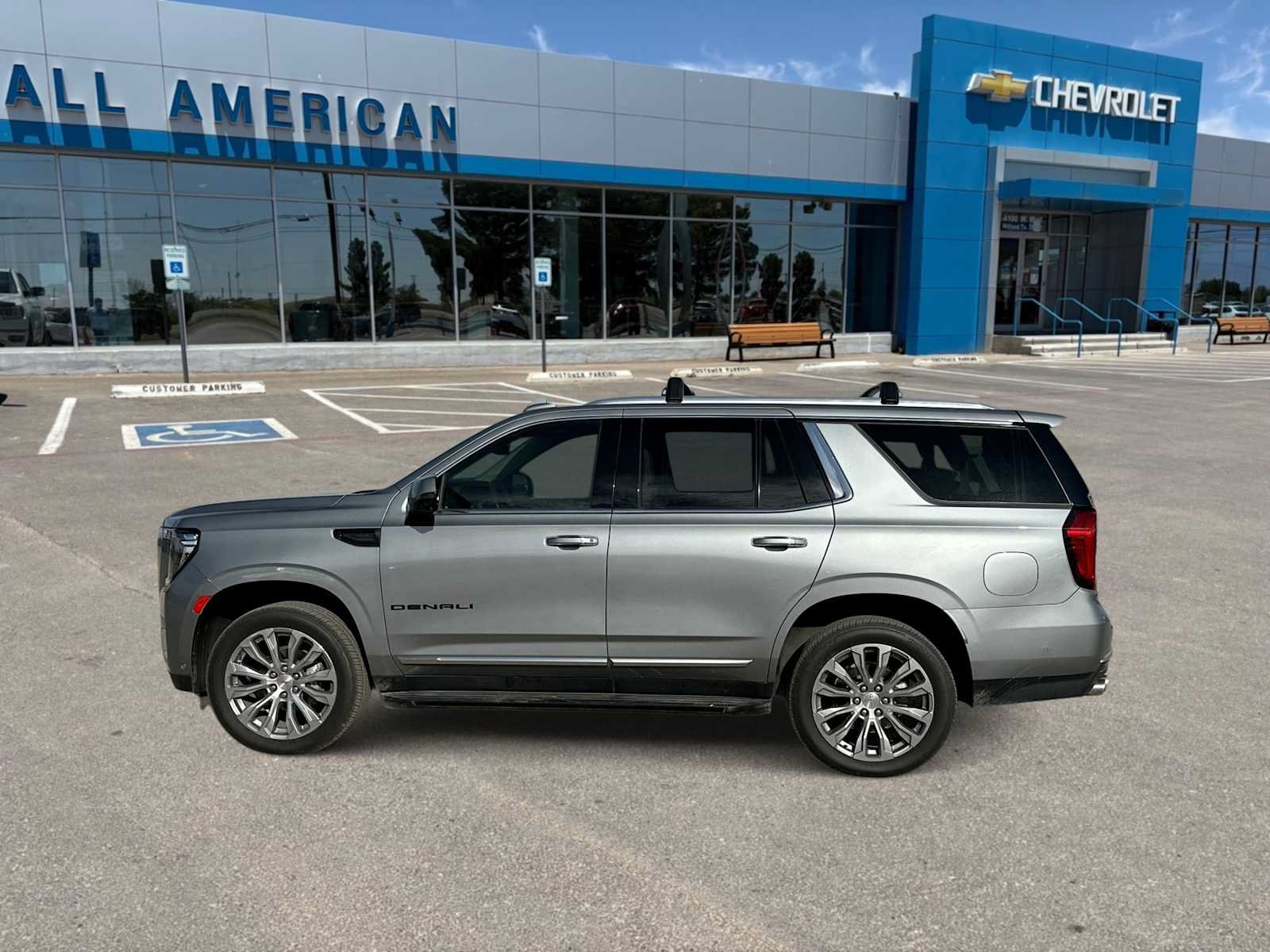 Used 2023 GMC Yukon Denali w/ Advanced Technology Package AWD/4WD image 5