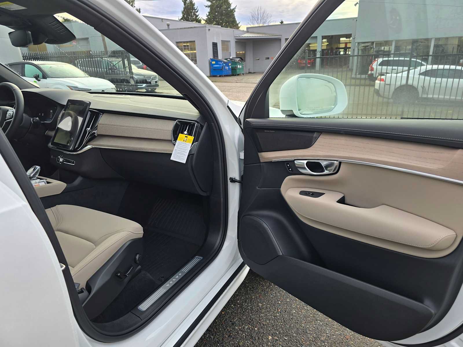 New 2026 Volvo XC90 B6 Plus w/ Protection Package Premier AWD/4WD image 10