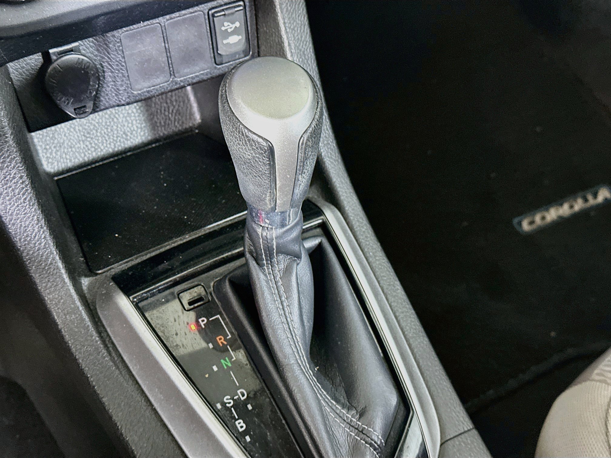 Used 2015 Toyota Corolla LE FWD image 24