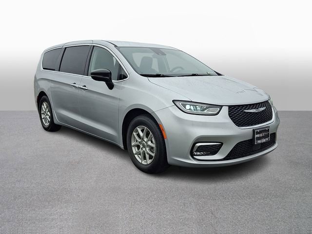 Used 2024 Chrysler Pacifica Touring-L FWD image 3