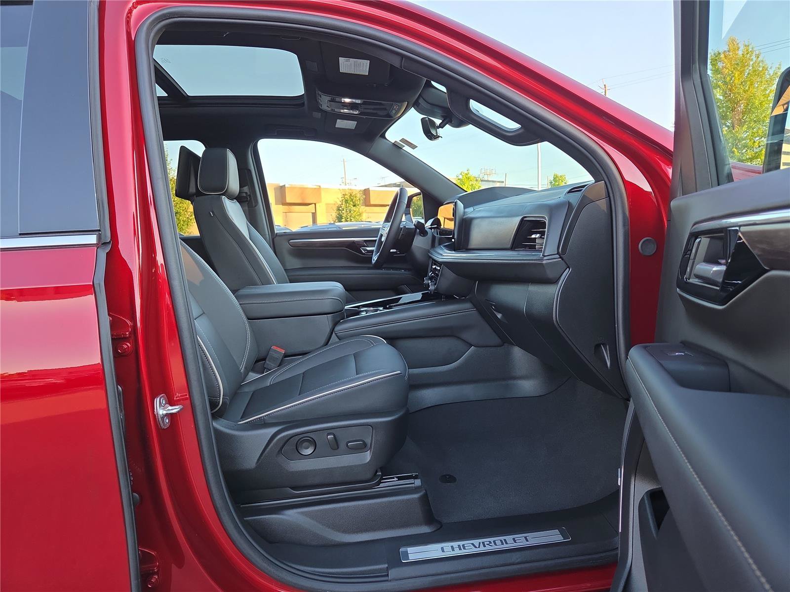 Used 2025 Chevrolet Suburban Premier AWD/4WD image 26