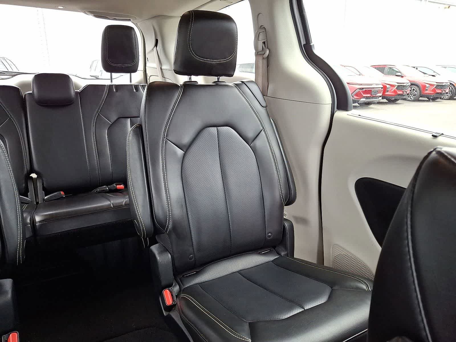 Used 2023 Chrysler Pacifica Touring-L image 12