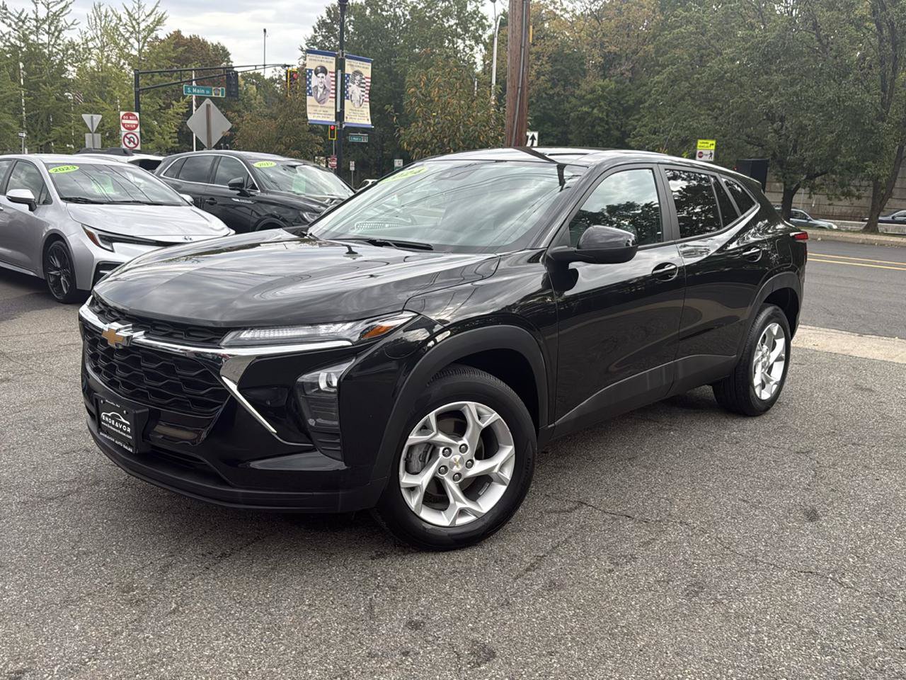 Used 2024 Chevrolet Trax LS w/ LS Convenience Package FWD image 2