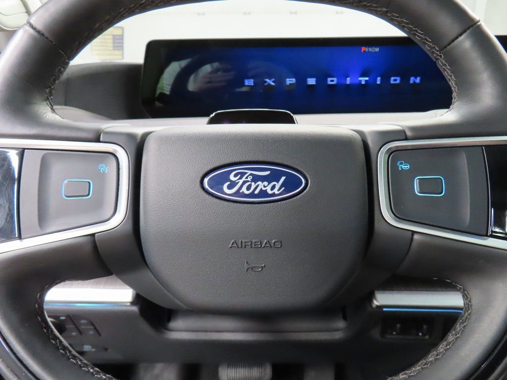 Used 2025 Ford Expedition Max Platinum w/ Platinum Ultimate Package AWD/4WD image 63