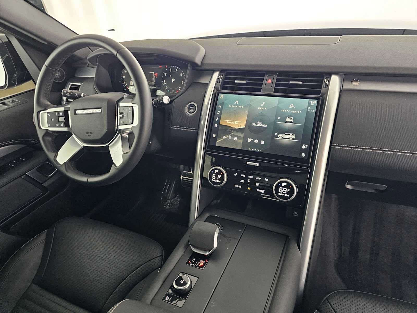 Used 2025 Land Rover Discovery Dynamic SE AWD/4WD image 11
