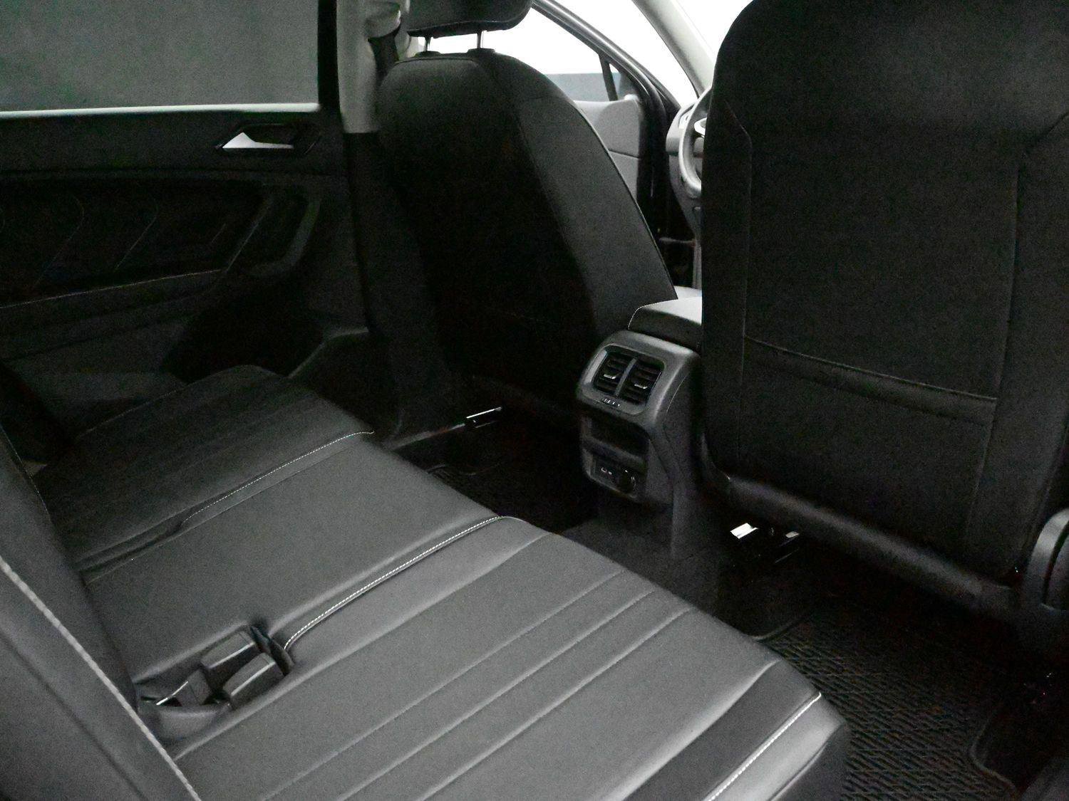 Used 2023 Volkswagen Tiguan SE w/ Panoramic Sunroof Package AWD/4WD image 18