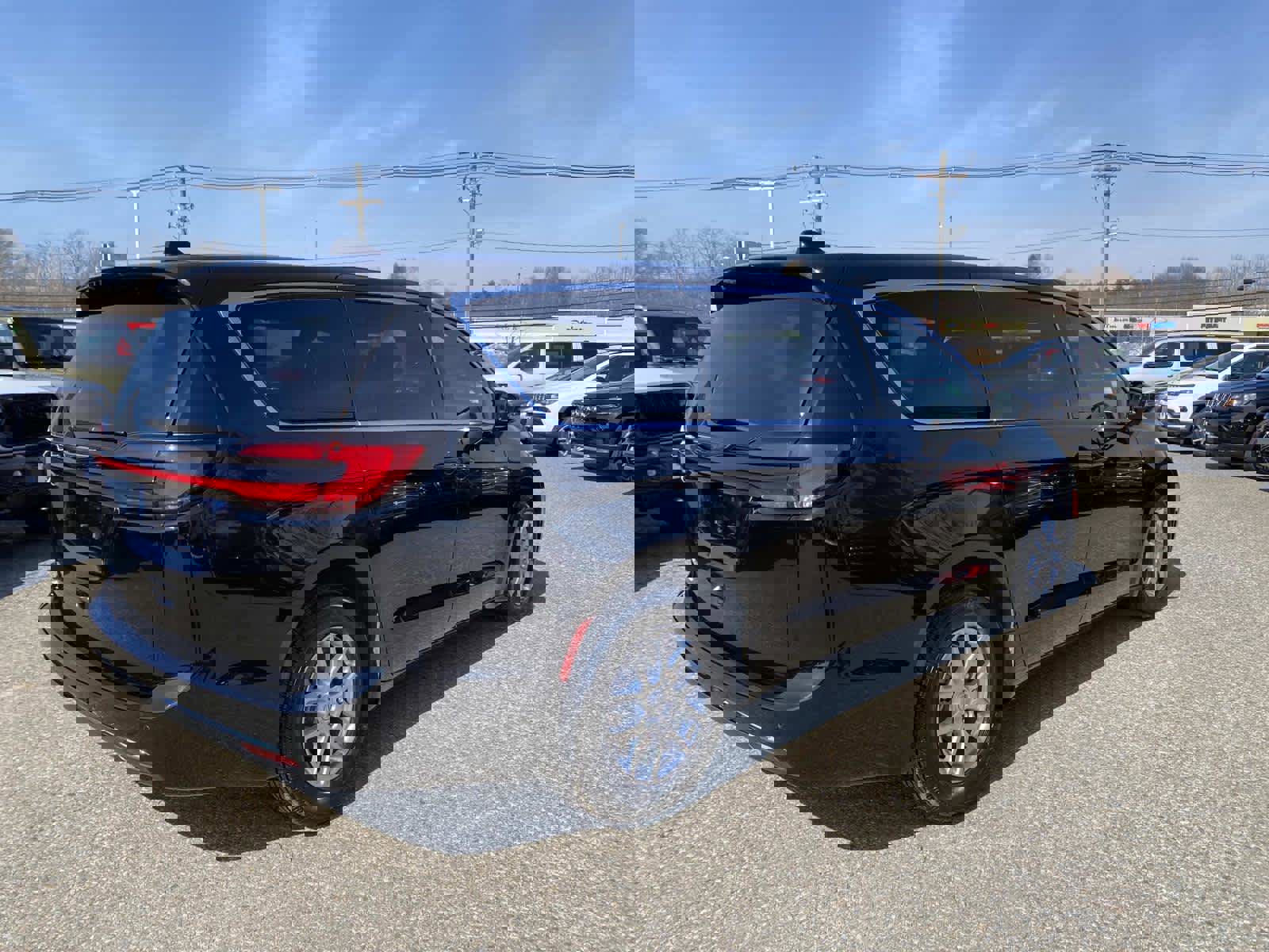 Used 2025 Chrysler Pacifica Select image 3