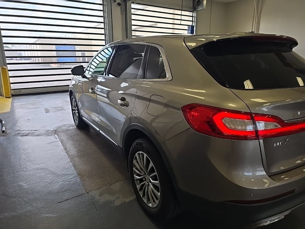 Used 2018 Lincoln MKX Select w/ Select Plus Package AWD/4WD image 4