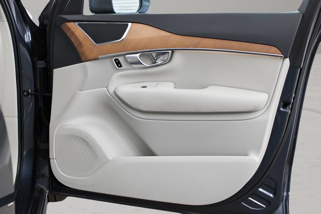 Certified 2022 Volvo XC90 T6 Momentum w/ Advanced Package AWD/4WD image 12