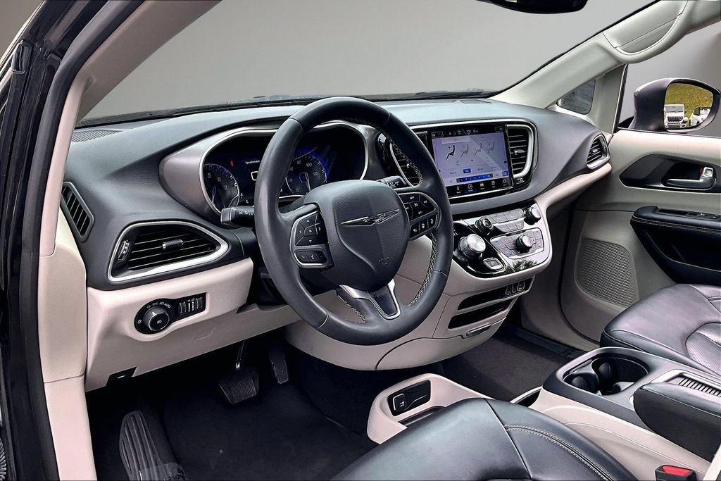 Used 2023 Chrysler Pacifica Touring-L FWD image 17