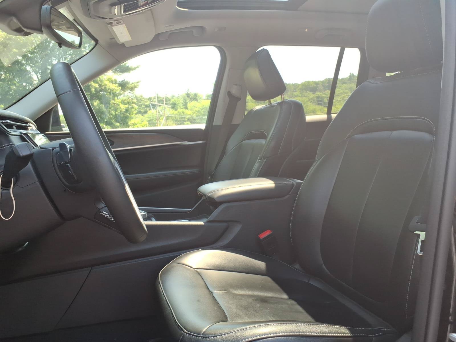 Used 2024 Jeep Grand Cherokee Limited AWD/4WD image 9