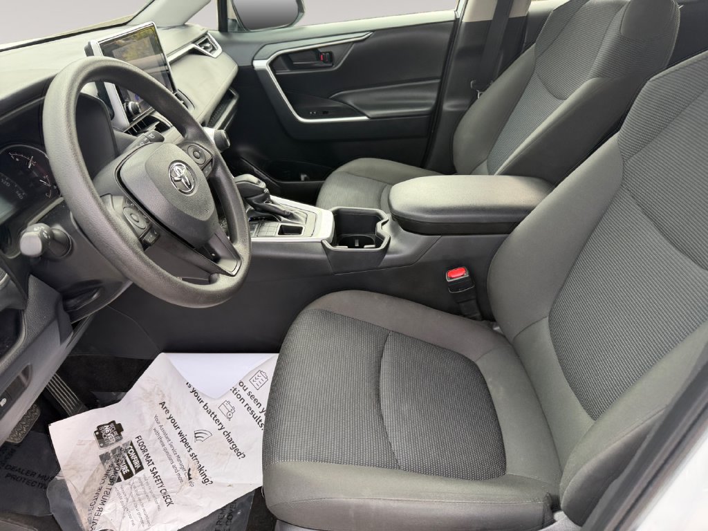 Used 2025 Toyota RAV4 LE AWD/4WD image 9