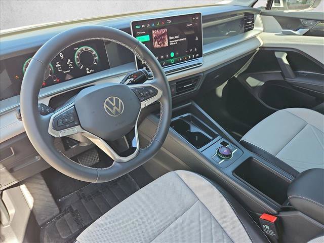 Used 2025 Volkswagen Tiguan SE FWD image 13