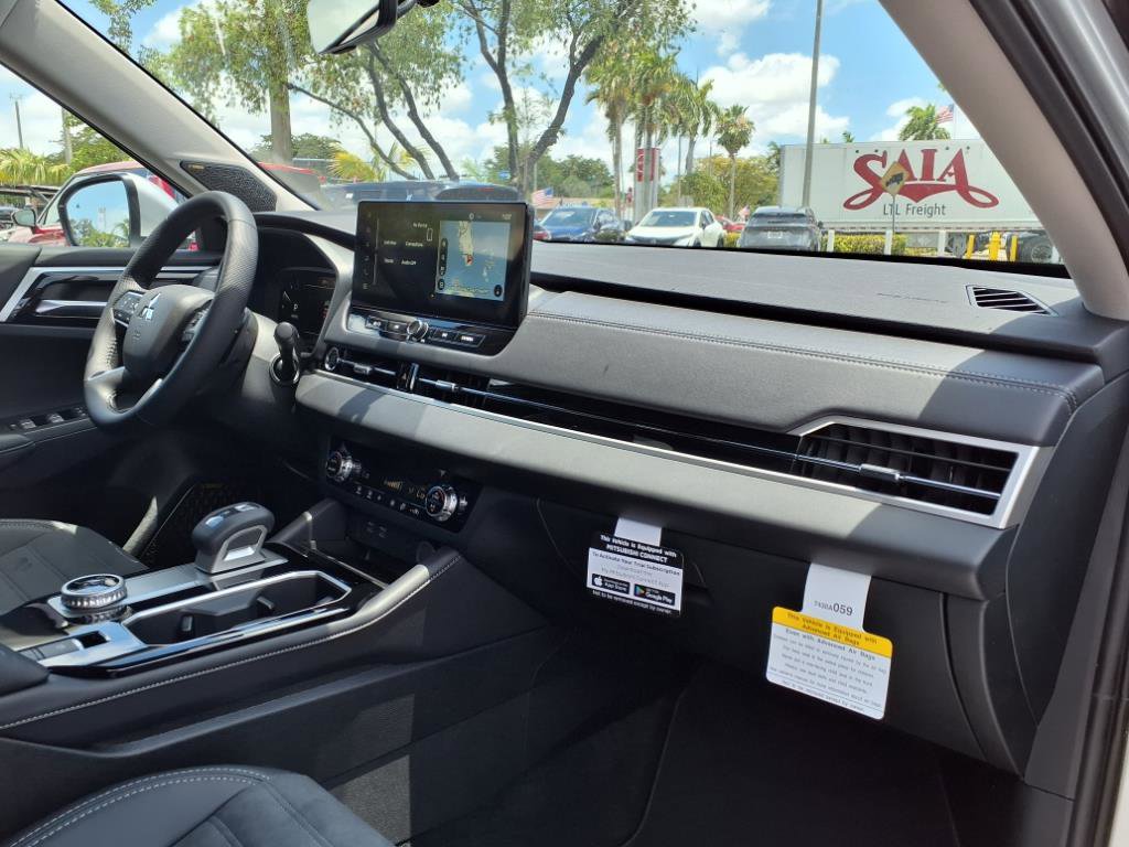 New 2025 Mitsubishi Outlander SE image 9