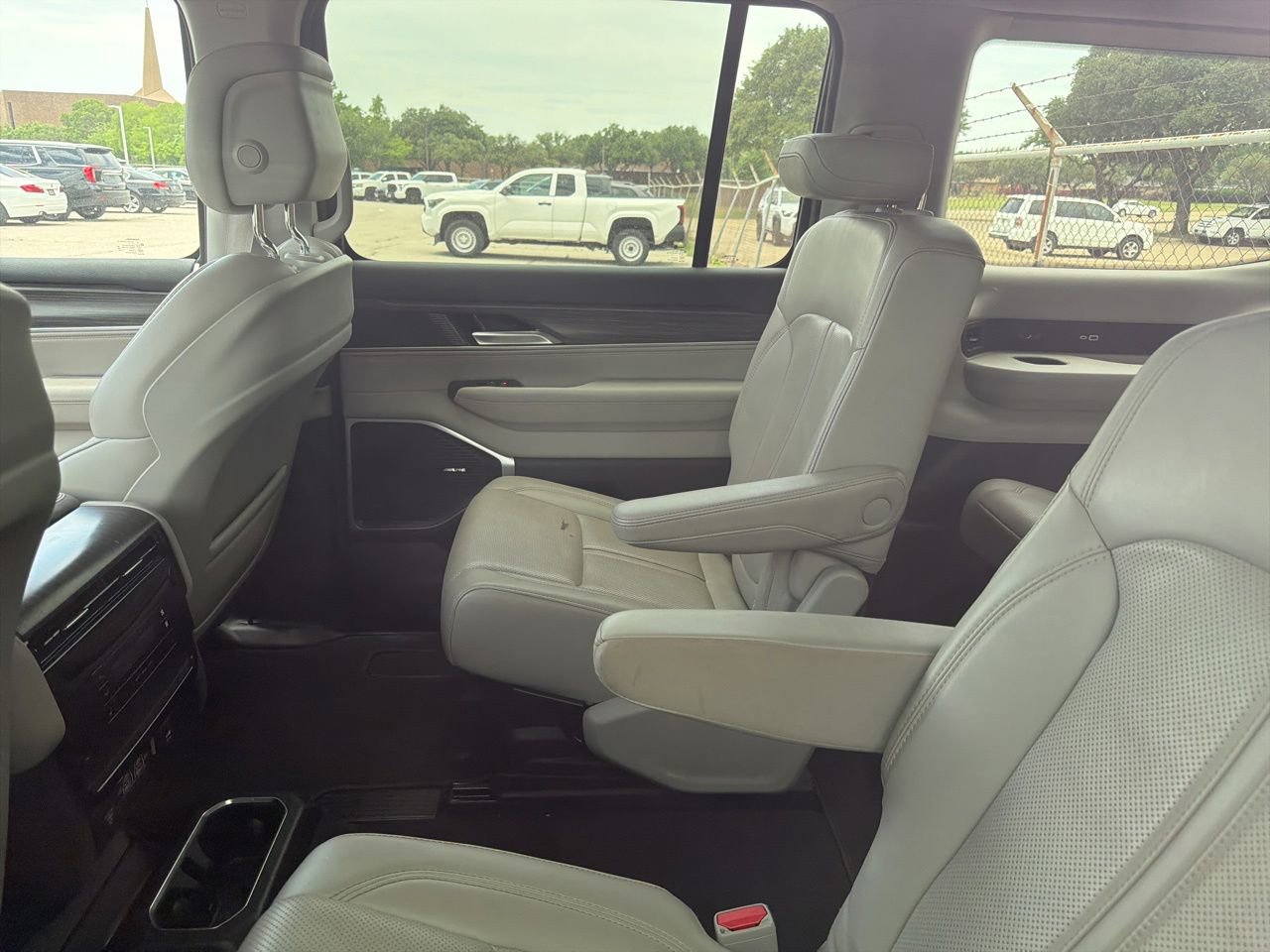 Used 2024 Jeep Wagoneer Series III AWD/4WD image 3