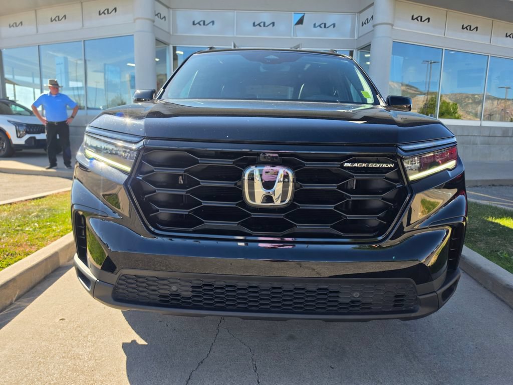 Used 2025 Honda Pilot Black Edition image 2
