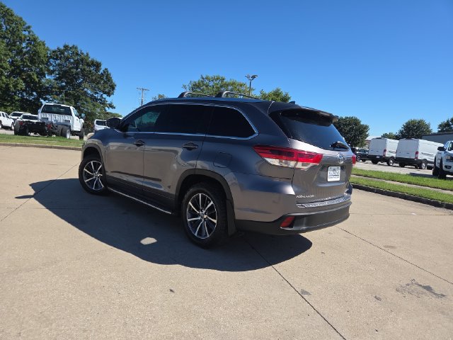 Used 2017 Toyota Highlander XLE AWD/4WD image 3