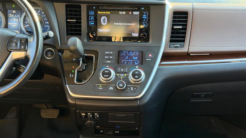 Used 2017 Toyota Sienna Limited Premium FWD image 28
