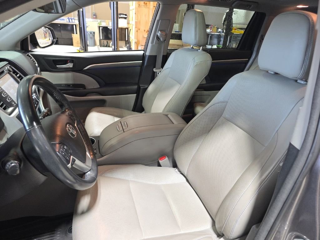 Used 2017 Toyota Highlander Limited Platinum AWD/4WD image 17
