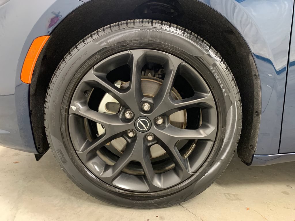 Used 2025 Chrysler Pacifica Limited FWD image 2