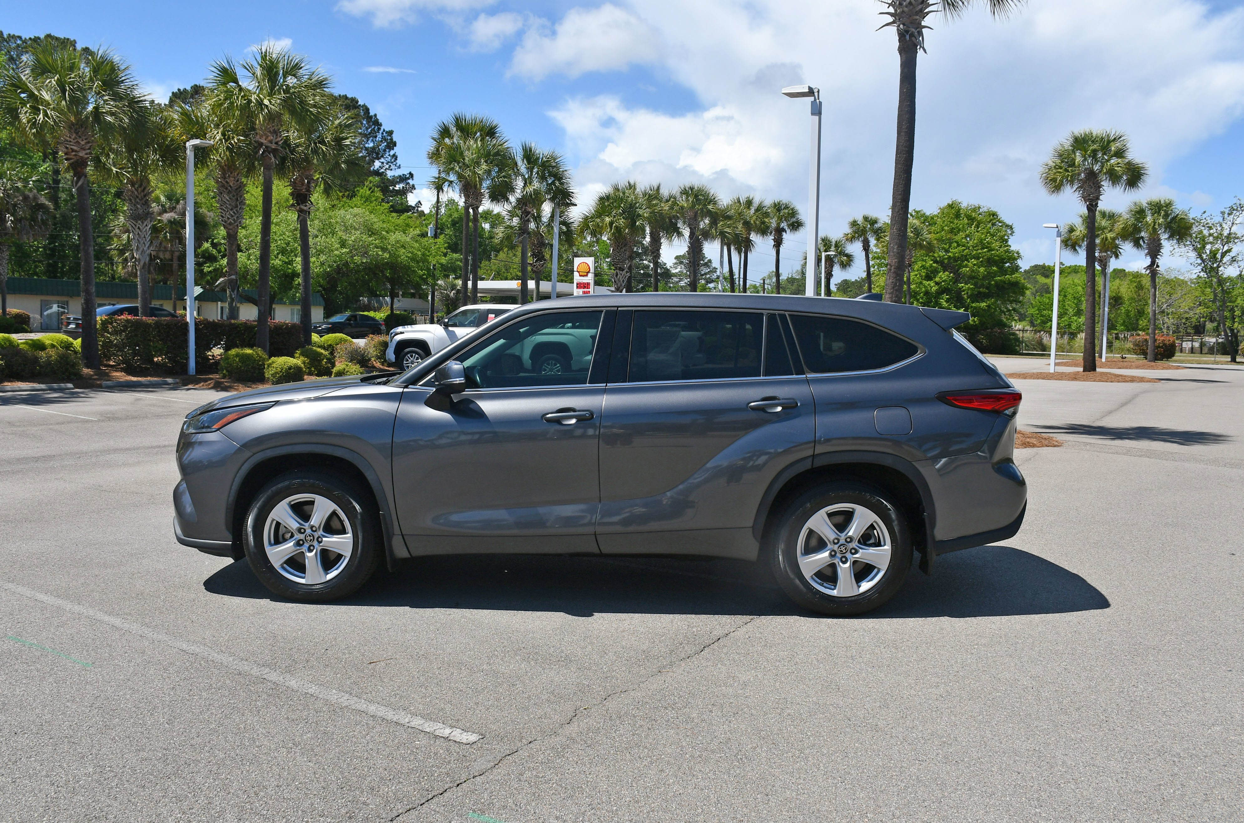Used 2021 Toyota Highlander LE AWD/4WD image 5