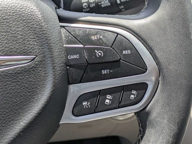 Used 2023 Chrysler Pacifica Touring-L FWD image 27