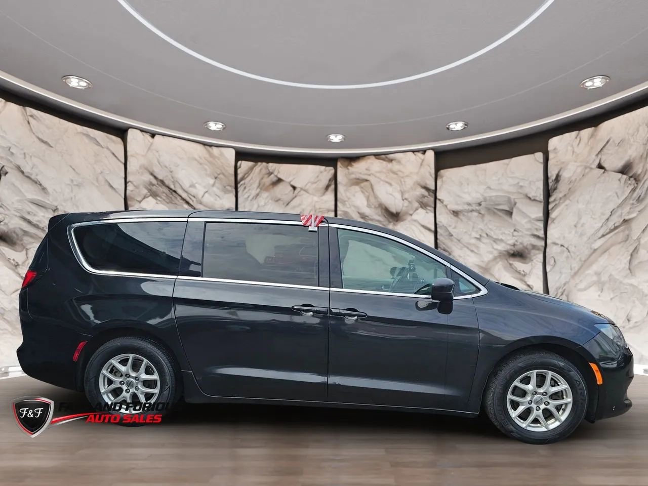 Used 2022 Chrysler Voyager LX FWD image 5