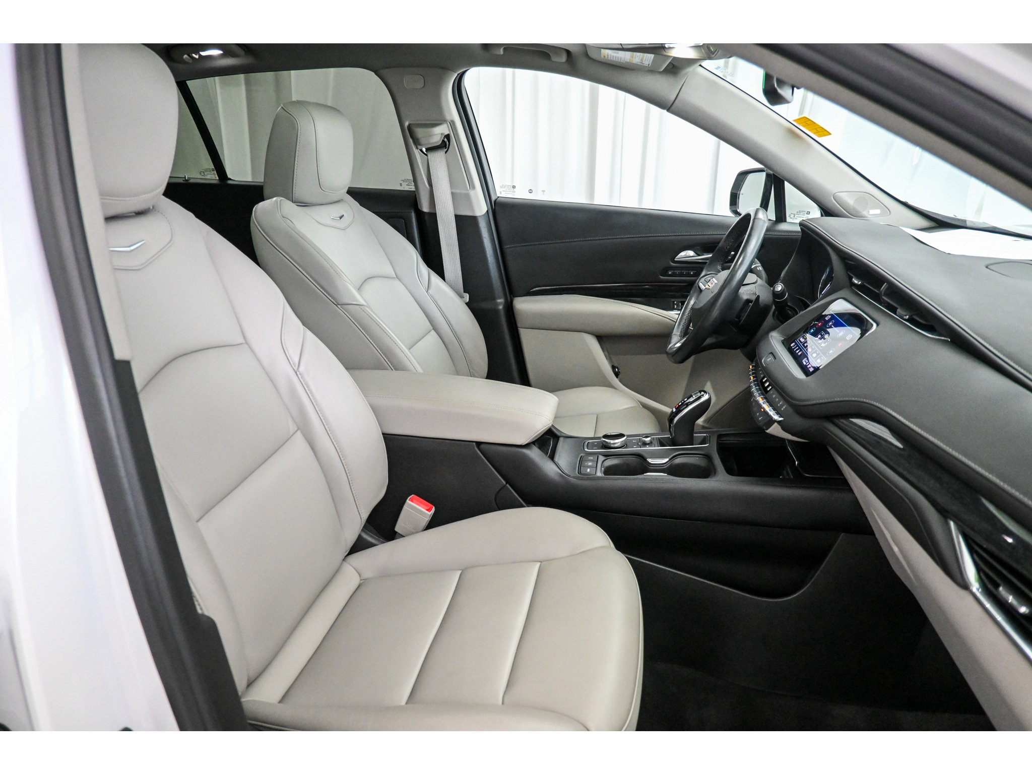 Used 2023 Cadillac XT4 Premium Luxury w/ Cold Weather Package FWD image 17
