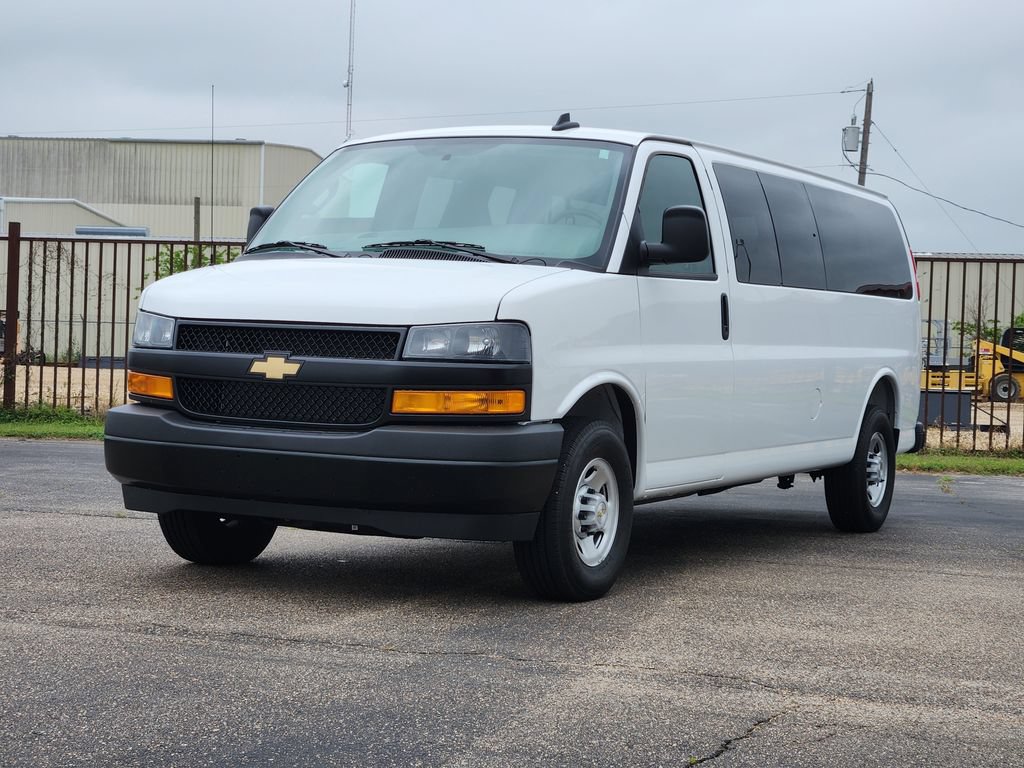 Used 2025 Chevrolet Express 3500 LS RWD image 3