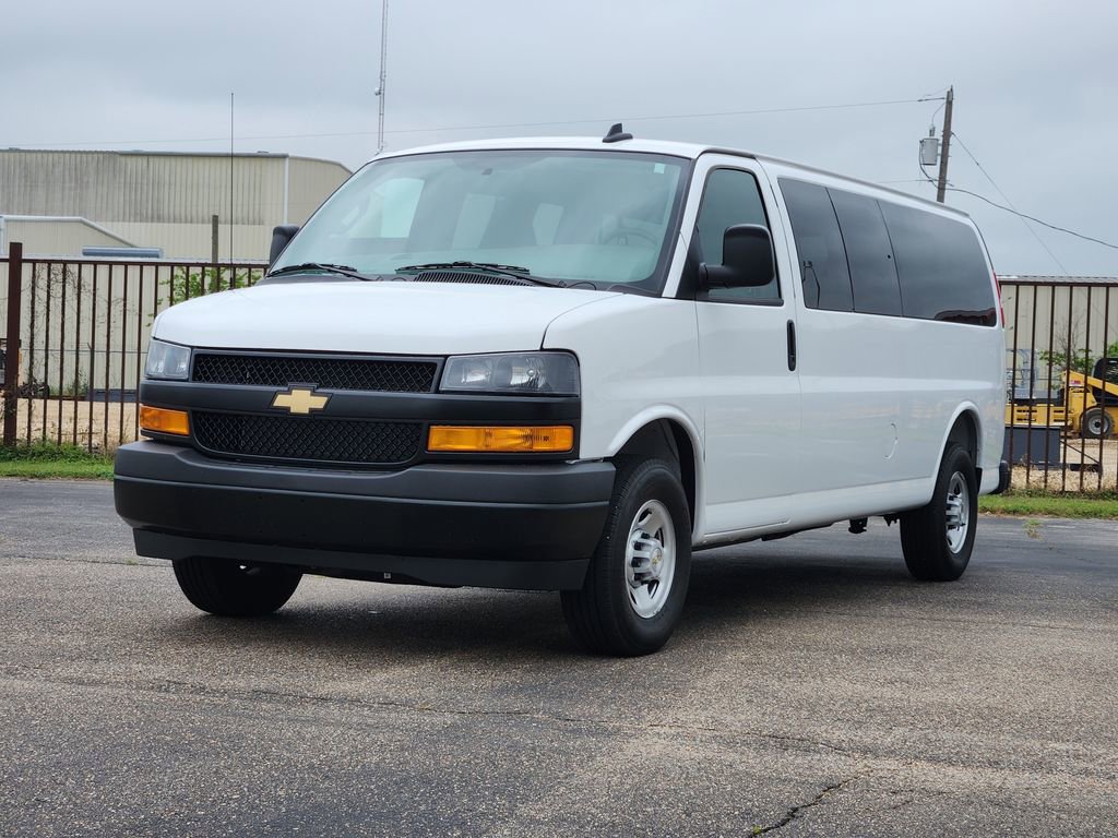 Used 2025 Chevrolet Express 3500 LS RWD image 3