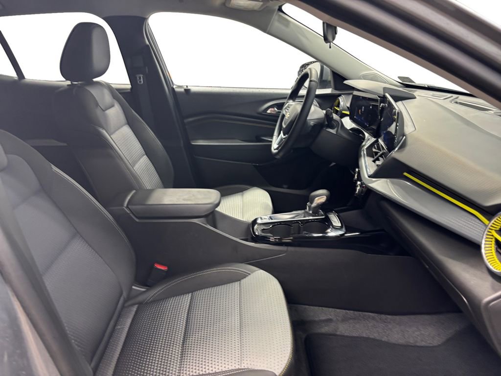 Used 2024 Chevrolet Trax LT w/ Driver Confidence Package FWD image 14