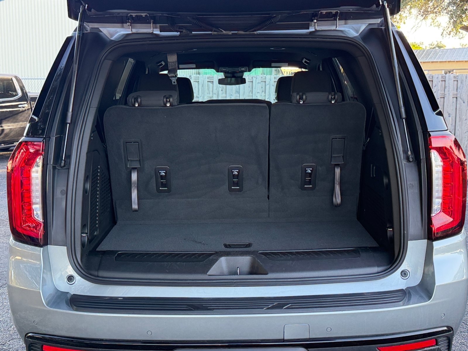 Used 2024 GMC Yukon SLE RWD image 19