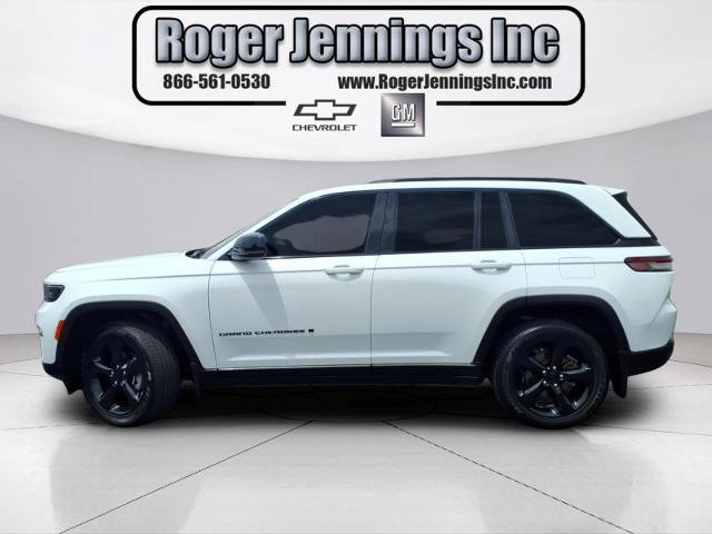 Used 2023 Jeep Grand Cherokee Altitude AWD/4WD image 2