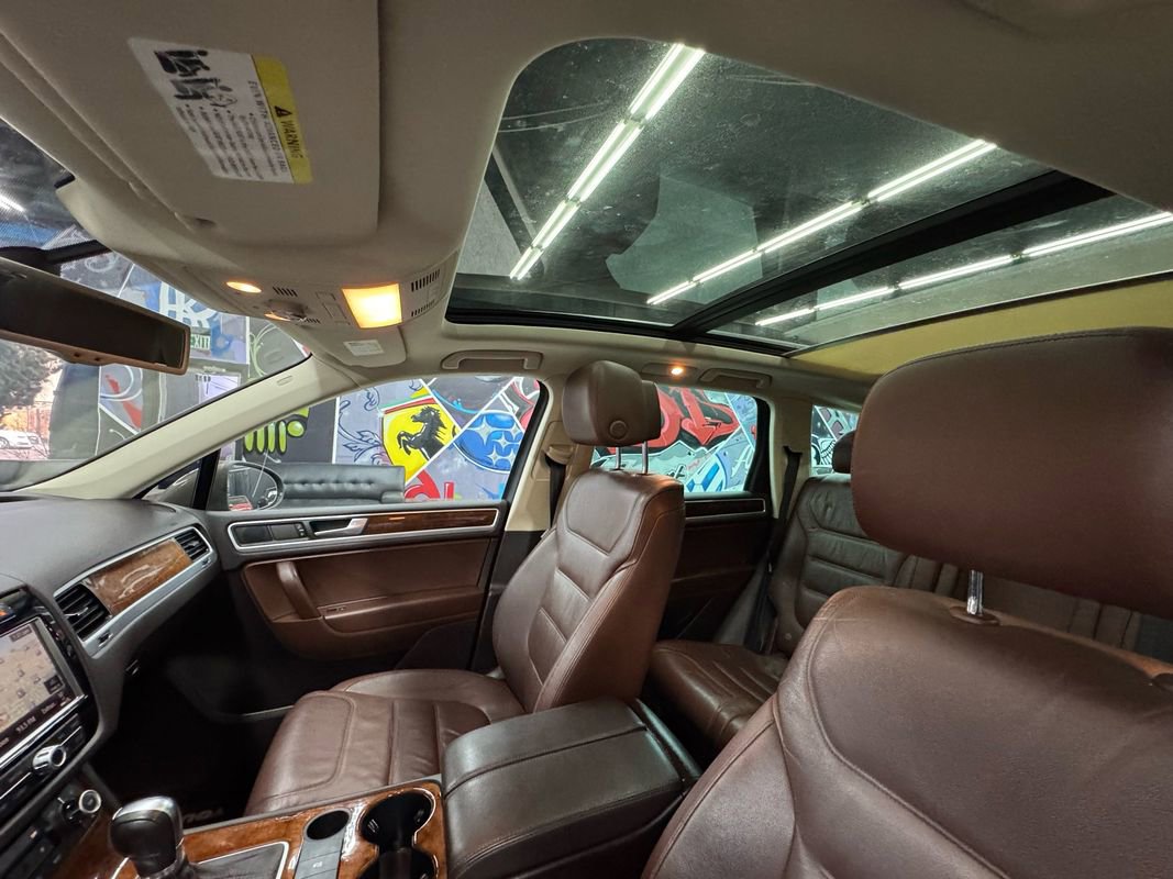 Used 2014 Volkswagen Touareg Sport image 31